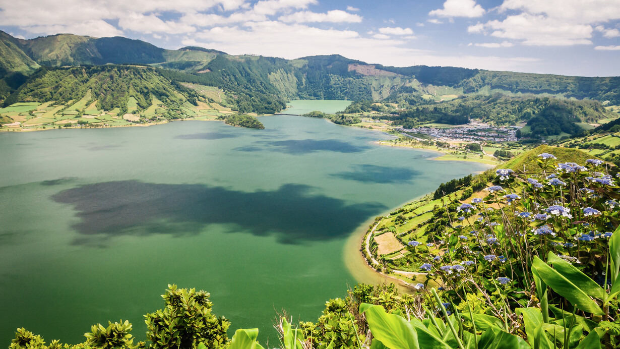 Un panorama della Lagoa do Fogo, uno dei tanti laghi dell’isola di São Mguel formati dentro gli antichissimi vulcani che ancora oggi provocano affascinanti fenomeni di acque calde e fumarole. Foto di Enzo Valenti