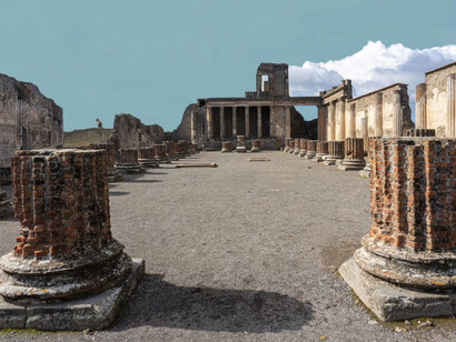 Este tipo de singularidades es a la vez lo más excepcional y lo más rico en contenido concreto de su entorno. Ruinas de Pompeya, Italia