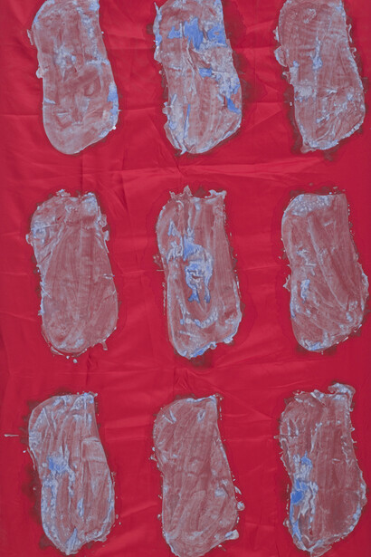 Claude Viallat, Sans titre n°010, 2014, Acrylique sur satin rouge, 153 x 92 cm, Courtesy Galerie Daniel Templon, Paris & Brussels. Crédit photo : B. Huet/Tutti