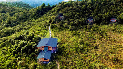 Vista aérea del refugio forestal Ulcumano Ecolodge ubicado en Oxapampa, Perú
