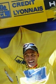 El ciclista colombiano Víctor Hugo Peña con el maillot amarillo del Tour de Francia