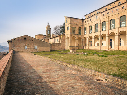 Ex Monastero di Santa Chiara, cortile (fondato nel 1445 su disposizione di Federico da Montefeltro), foto Christian Bolognese