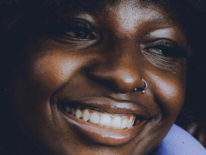 Duda é uma mulher negra, de aproximadamente 28 anos, e vem da periferia. Está na organização cerca de 11 anos, onde iniciou a sua jornada como jovem aprendiz, foi efetivada, conseguiu se graduar e está observando os movimentos acontecerem ao seu redor



