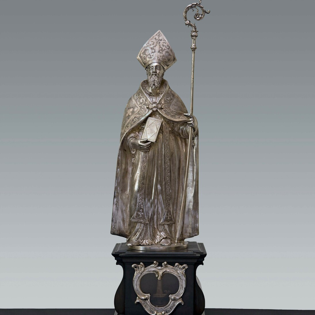 Michelangiolo Targioni (attr.) (notizie dal 1632 - † 1673) e botteghe granducali, Reliquiario di san Zanobi, ante 1647 (statuetta), 1685 (base), argento sbalzato, cesellato, bulinato, inciso; parti a fusione; ebano, Firenze,, Museo delle Cappelle Medicee
