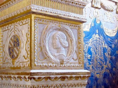 Cappella degli antenati, elefanti malatestiani e dado con stemmi e ritratto, Tempio Malatestiano, Rimini, Italia