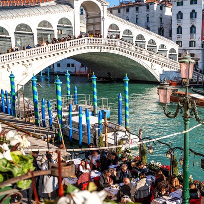 Ristorante Saraceno, esterno, con il Ponte di Rialto sullo sfondo. Venezia, Italia