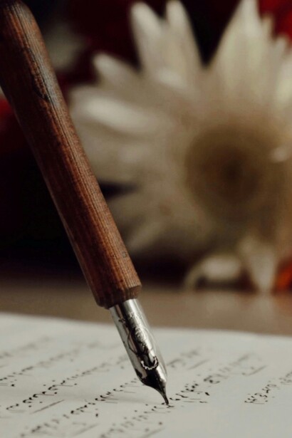 Oggi la figura dello scrittore si confonde con quella del content creator, chiamato non solo a scrivere, ma a intrattenere e costruire una community. L’autore moderno deve sapersi reinventare continuamente, mescolando arte e marketing per rimanere rilevante nel tempo