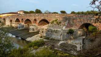 Il Ponte Leproso è un antico ponte romano situato a Benevento, lungo l'antica Via Appia, ed è uno dei simboli storici della città. Benevento, Italia