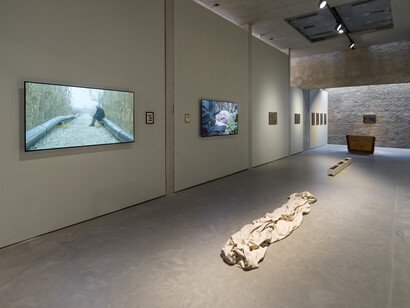 Ersan Mondtag, Asbest, exhibition view. Courtesy of König Galerie
