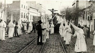 Procesión de la cofradía de los "Negritos", 1911,  por la ronda histórica de Sevilla, España