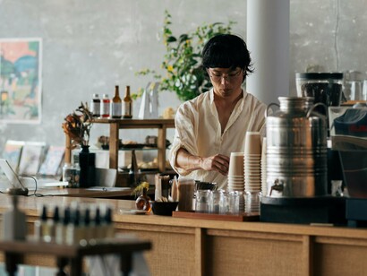 L'homme en train de préparer du cafe 