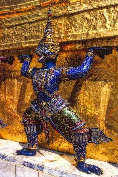 Tailandia – Statua sul basamento di un tempio nel Palazzo Reale di Bangkok