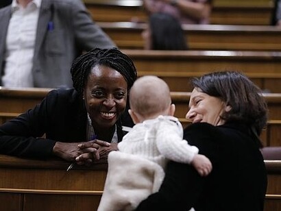 En España fue muy comentada la decisión de Carolina Bescansa de llevar a su bebé a la sesión constitutiva de la XI Legislatura