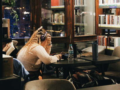 Dans ces lieux hybrides, on ne vient pas seulement consommer un café, mais prolonger le temps, livre ouvert