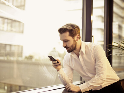 Hombre leyendo en su celular