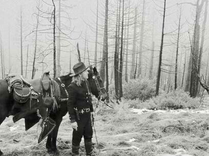 Uomo che cammina solo in un bosco in inverno in Dead Man (1995)