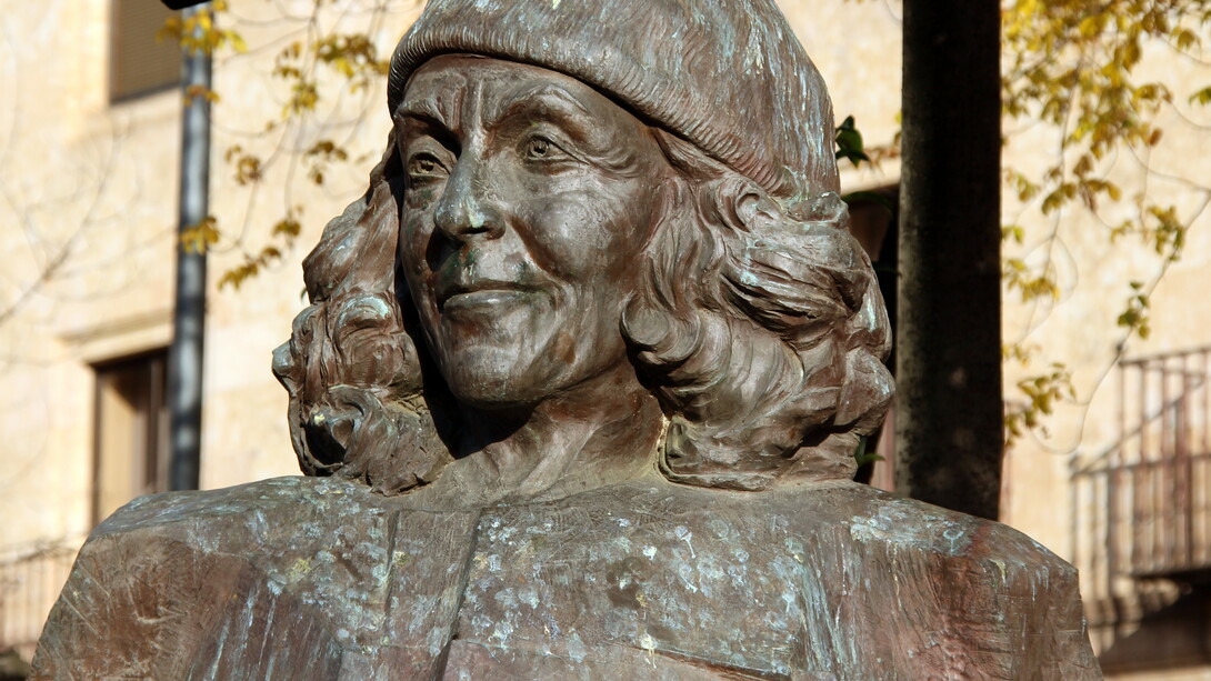 Carmen Martín Gaite. Detalle del Monumento a Carmen Martín Gaite, obra en bronce y granite gris de la escultora española Narcisa Vicente Rodríguez. La escultura, de 280 cm de altura, fue inaugurada en la plaza de los Bandos de Salamanca el 8 de diciembre de 2000, meses después de la muerte de la escritora