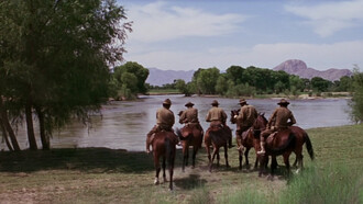 Il mucchio selvaggio di Peckinpah. Il film non si nutre soltanto di significati allegorici o di pseudo-visioni. A tali elementi, infatti, si unisce anche una scrupolosa ricerca e studio della Rivoluzione messicana, non solo per ciò che concerne la storia: Sam Peckinpah e Lucien Ballard, direttore della fotografia, analizzano a fondo anche il tipo di immagini che i cinegiornali avevano fornito al tempo, cercano di emulare e di recuperare tale stile per poi inserirlo nella tipologia di riprese adottate