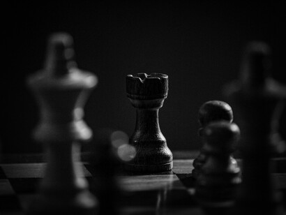 Ajedrez: el rey representa al espíritu en tanto que evolución de la razón. Se desprende de lo material al separarse del color y porque puede moverse en cualquier dirección