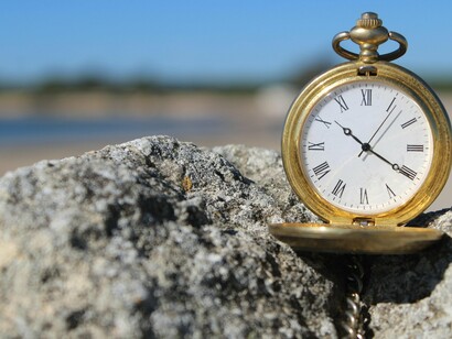 Relógio sobre uma pedra. Na sociedade moderna, o trabalho tem o condão de organizar a temporalidade, na medida em que estabelece hora de entrada, hora de saída, hora de intervalo para refeição. Mais do que organizar a temporalidade, o trabalho, na sociedade industrial, passa a determinar o valor econômico do tempo: remunera-se pelo tempo trabalhado