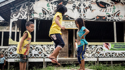 Bambini giocano nella Longhouse Dayak del Kalimantan Timur - Foto di Riccardo Gallino
