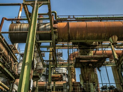 A formulação e implementação de políticas industriais sustentáveis, contudo, não estão isentas de desafios. Um dos principais riscos é a captura de políticas por interesses particulares, que pode levar à alocação ineficiente de recursos e à perpetuação de estruturas produtivas pouco competitivas ou ambientalmente danosas. Para evitar esse problema, é fundamental que a política industrial seja transparente, baseada em critérios claros e sujeita a mecanismos de avaliação e revisão periódica


