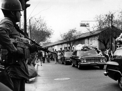 A pesar de la fuerte vigilancia por parte del ejército tras el golpe militar contra Salvador Allende y de que los actos públicos estaban prohibidos, el funeral de Pabla Neruda se transformó en una suerte de manifestación multitudinaria