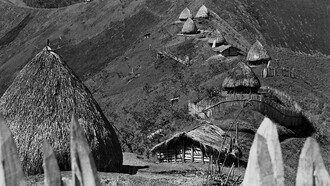 El trabajo etnográfico de Maurice Godelier con los Baruya de Nueva Guinea constituye una referencia clave para pensar la diversidad de formas de desigualdad social más allá del modelo de clases