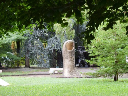 César Baldaccini, Il pollice. Vista del parco delle sculture della Fondazione Pierre Gianadda a Martigny, cantone Vallese, Svizzera