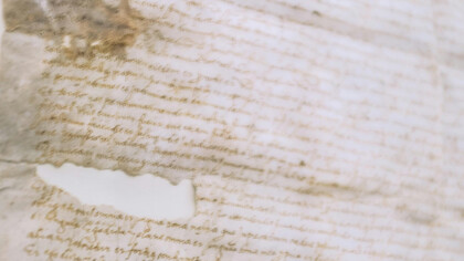 Papel escrito com um rasgo na folha após inúmeras tentativas de escrita