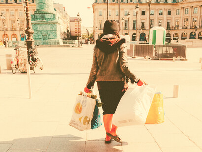 Mujer camina con las bolsas de la compra diaria en la Place Vendôme de Paris, Francia. Si queremos construir un país más justo, más democrático, debemos todos salir de la zona de confort