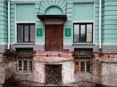 Edifício onde as janelas do andar térreo estão parcial ou totalmente abaixo do nível do solo, supostamente confirmando a teoria da Mud Flood. Um dos pilares das teorias sobre a Tartária é a chamada Mud Flood (inundação de lama). Segundo essa crença, um evento catastrófico global teria ocorrido entre os séculos XVIII e XIX, cobrindo cidades inteiras com lama e soterrando edifícios e estruturas antigas. Como prova, os defensores dessa teoria apontam fotografias antigas de cidades europeias e norte-americanas, onde é possível ver construções com janelas e portas parcialmente soterradas

 