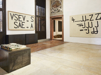 
Jannis Kounellis, Senza titolo (1959), bottiglie, compensato; Senza titolo (1960), acrilico e smalto su tela; Senza titolo (1969),
juta, granaglie, legumi, caffè; Senza titolo (1960) olio e matita su lino, foto Agostino Osio - Alto Piano, Courtesy Fondazione Prada
