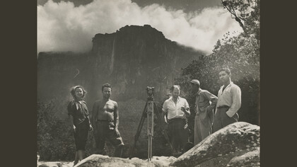 Ruth Robertson (estadounidense, 1905-1998), Miembros de la Expedición al Salto Ángel, 1949. Gelatin silver print, 7.25 x 9.5 in., Colección de Escritos y Fotografías de la Colección Ruth Robertson, 25.2. Cortesía del Centro Harry Ransom