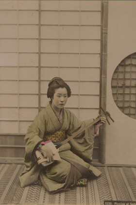 Kusakabe Kimbei, Gheisha with Gekkin, 1880,hand couloured album silver photograph, 20,3 x 26,7 cm  