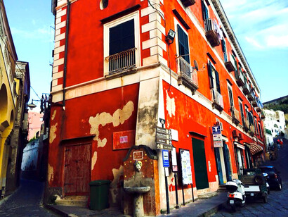 Red building © Alma Reyes 