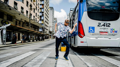 Bailarín callejero actuando en una calle de Recife, Pernambuco, Brasil