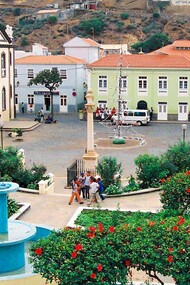 Vista da praça da Vila da Ribeira Brava, na ilha de São Nicolau, no Cabo Verde