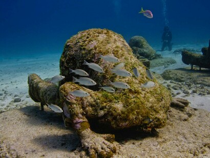 Jason deCaires. Hombre con la cabeza escondida en la arena
