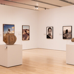 Cara Romero, Panûpünüwügai (Luz viviente), vista de exhibición. Cortesía del Phoenix Art Museum