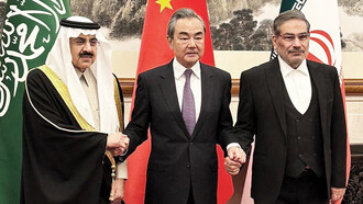 Musaad bin Mohammed Al Aiban, asesor de seguridad nacional de Arabia Saudi, Wang Yi, director de la Oficina de Asuntos Exteriores chinos y Ali Shamkhani, secretario del Consejo Supremo de Seguridad Nacional de Irán