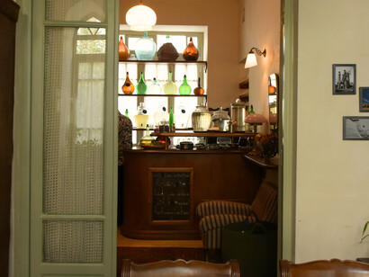 Derrière le voile du rideau, un monde de calme et de couleurs chaudes se dévoile. Un appartement simple mais vibrant, où chaque objet semble porteur d’un rêve inachevé