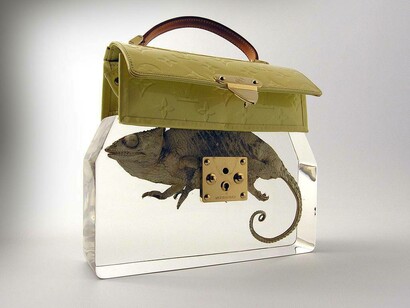 “Grandma's Bag Revisited” del designer di gioielli e artista concettuale olandese Ted Noten, 2009. Borsa con grande camaleonte in acrilico con un sorriso sul volto, parte superiore firmata Louis Vuitton e finiture placcate in oro