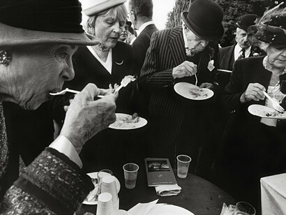 Hungry Aristocrats, Prix de l’Arc de Triomphe, Longchamp, Paris, 2000. Credit: William Klein/Howard Greenberg Gallery, New York