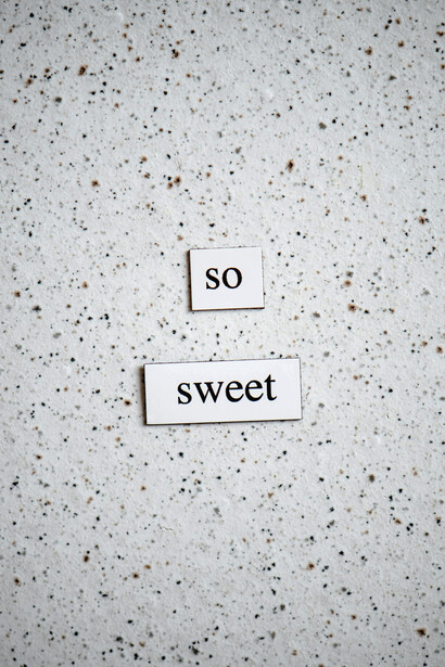 Explore a relação entre palavras positivas e a melhora da sua saúde mental e emocional por meio de elogios sinceros