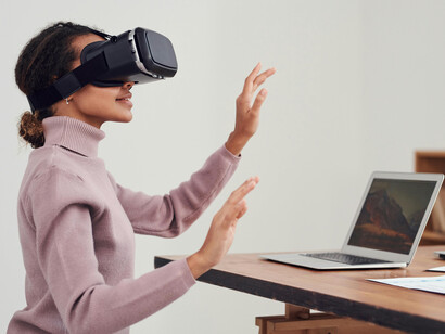 Joven probando sus nuevos lentes de realidad virtual