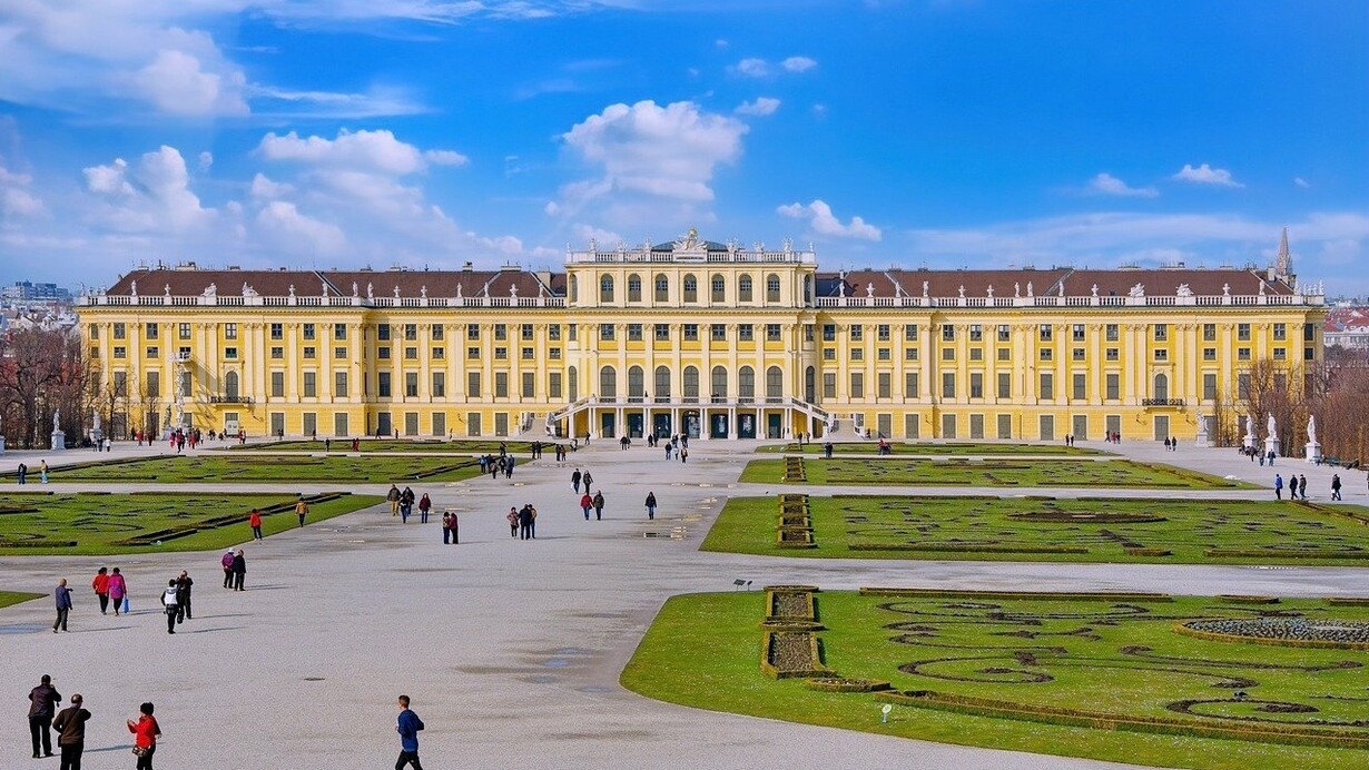 Schönbrunn Palace, dettaglio della parte anteriore della facciata, Vienna, Austria 