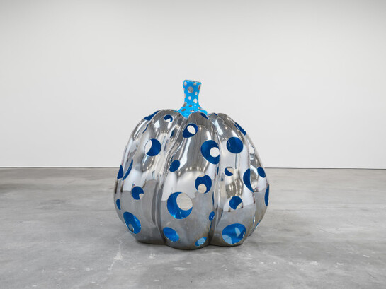 Yayoi Kusama, PUMPKIN, 2015, Stainless steel and blue urethane paint, 58 x 56 1/8 x 55 1/8 (147.3 x 142.6 x 140 cm), Image © Yayoi Kusama. Courtesy of KUSAMA Enterprise