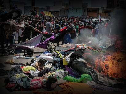 Manifestantes destruyen y queman pertenencias de los inmigrantes venezolanos en Iquique, Chile el 29 de septiembre de 2021
