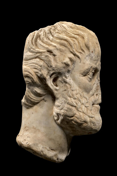 Aristóteles no concibe a la verdad como una propiedad de las cosas, por más que la vara para constatar si una proposición es verdadera sea la realidad misma, sino que se trata de una cualidad del juicio, solamente el juicio o enunciado es susceptible de ser verdadero o falso